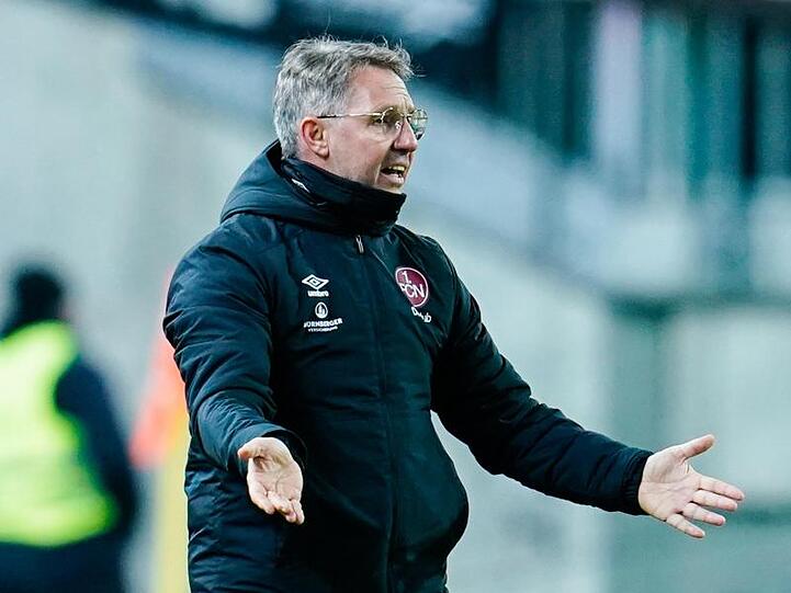 Nürnbergs Trainer Damir Canadi gestikuliert. Foto: Uwe Anspach/dpa