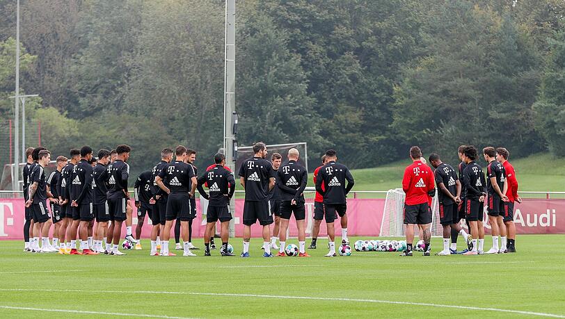Hansi Flick und Alphonso Davies sind bei der ersten Teameinheit nicht dabei.