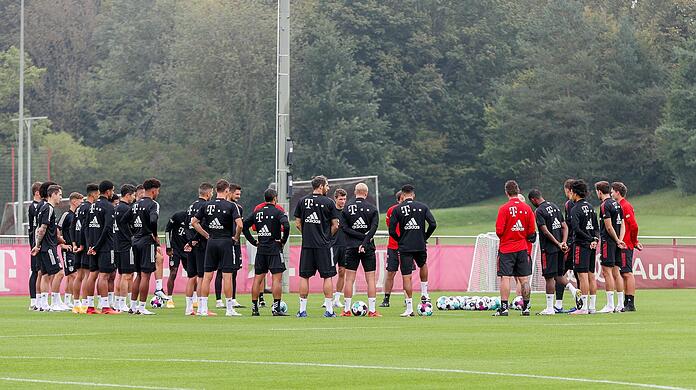 Hansi Flick und Alphonso Davies sind bei der ersten Teameinheit nicht dabei.
