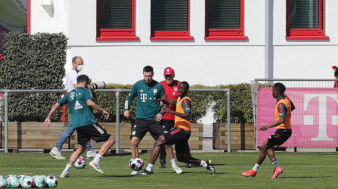 Niklas Süle und Tanguy Nianzou nehmen wieder am Mannschaftstraining des FC Bayern teil.
