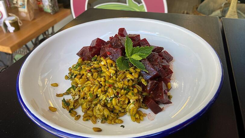 Erfrischender Sattmacher: Rote-Bete-Salat auf Grünkern. Erfrischender Sattmacher: Rote-Bete-Salat auf Grünkern.