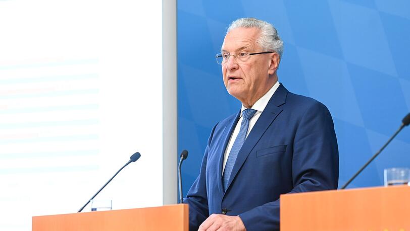 Bayerns Innenminister Joachim Herrmann (CSU) spricht bei einer Pressekonferenz.