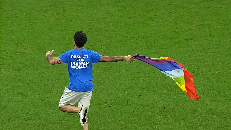 Ein Flitzer sorgte beim Spiel Portugal gegen Uruguay für Aufsehen.