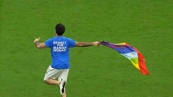Ein Flitzer sorgte beim Spiel Portugal gegen Uruguay für Aufsehen.