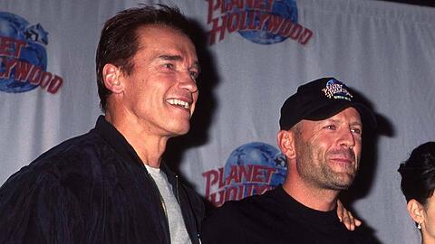 Arnold Schwarzenegger (li.) hat mit Bruce Willis zusammengearbeitet.