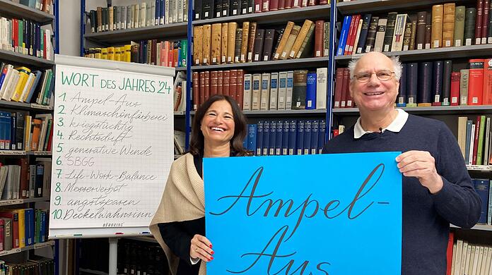Der Vorstandsvorsitzende Peter Schlobinski (r) und die Geschäftsführerin Andrea-Eva Ewels der Gesellschaft für deutsche Sprache in Wiesbaden stellen das Wort des Jahres 2024 vor: "Ampel-Aus".