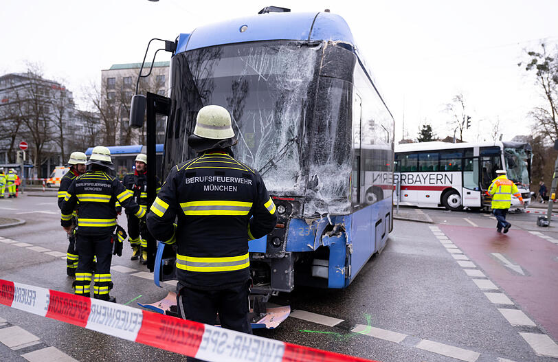 Der Busfahrer wollte offenbar auf der Kreuzung wenden, als die Tram den Bus erfasste.