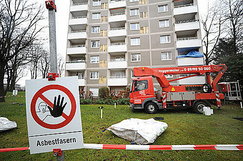 Betreten verboten: Der Rasen vor den Häusern in der Buschingstraße ist gesperrt - hier liegt das Lungengift.