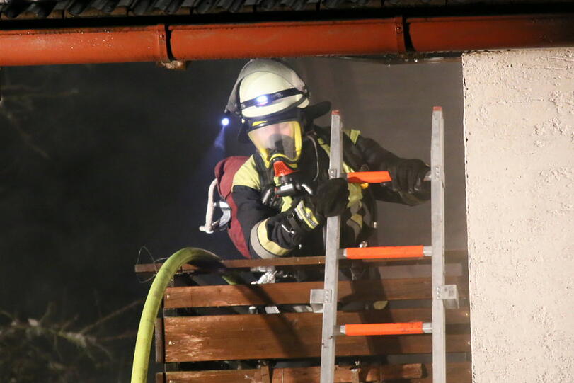 Das Haus in Pittenhart stand in den Abendstunden im Flammen.