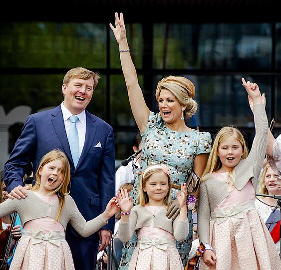 Königin Maxima der Niederlande mit Ehemann König Willem-Alexander und den drei Töchtern