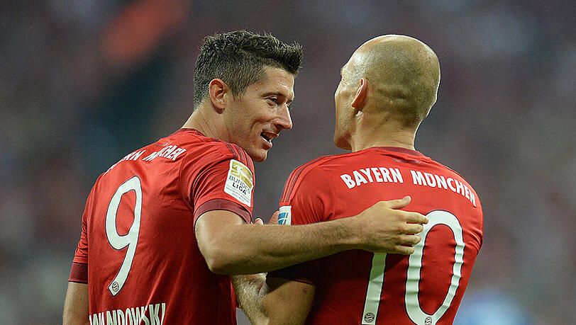 Robert Lewandowski (l.) jubelt mit Arjen Robben Robert Lewandowski (l.) jubelt mit Arjen Robben