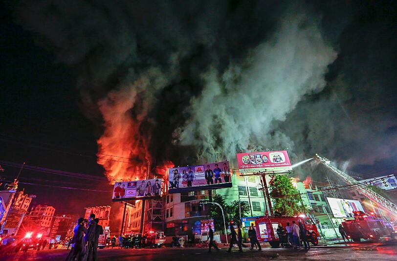 In Yangon, Myanmar, brannte am Samstag ein beliebter Markt.