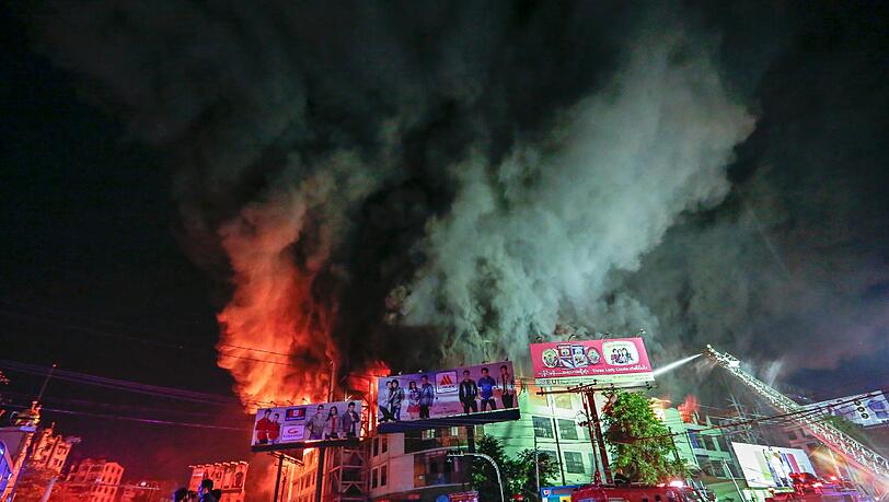 In Yangon, Myanmar, brannte am Samstag ein beliebter Markt. In Yangon, Myanmar, brannte am Samstag ein beliebter Markt.