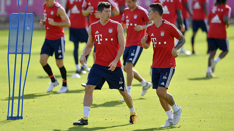Robert Lewandowski und der kolumbianische Neuzugang James Rodriguez.