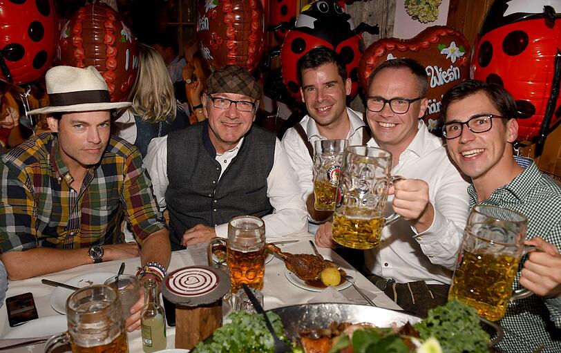 Kevin Spacey (2.v.l), Musiker Evan Lowenstein (l) und die Organisatoren von Bits & Pretzels (3.v.l) Felix Haas Bernd Storm (4.v.l) und Andreas Bruckschlögl (r) feiern im Käferzelt.