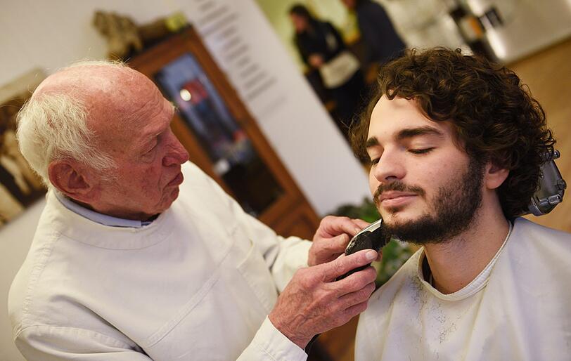 Einer der beiden Jesus-Darsteller der Oberammergauer Passionsspiele 2020, Rochus Rückel lässt sich das letzte Mal von Barbier Adam Pfledrich rasieren. Von Aschermittwoch an gilt für die rund 2400 Mitspieler, immerhin fast die Hälfte der Dorfbewohner, bis zum Ende der Passion im Oktober 2020 der Haar- und Barterlass. Erst danach dürfen sie wieder zum Friseur.
