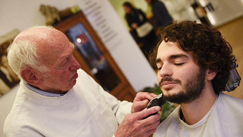 Einer der beiden Jesus-Darsteller der Oberammergauer Passionsspiele 2020, Rochus Rückel lässt sich das letzte Mal von Barbier Adam Pfledrich rasieren. Von Aschermittwoch an gilt für die rund 2400 Mitspieler, immerhin fast die Hälfte der Dorfbewohner, bis zum Ende der Passion im Oktober 2020 der Haar- und Barterlass. Erst danach dürfen sie wieder zum Friseur. Einer der beiden Jesus-Darsteller der Oberammergauer Passionsspiele 2020, Rochus Rückel lässt sich das letzte Mal von Barbier Adam Pfledrich rasieren. Von Aschermittwoch an gilt für die rund 2400 Mitspieler, immerhin fast die Hälfte der Dorfbewohner, bis zum Ende der Passion im Oktober 2020 der Haar- und Barterlass. Erst danach dürfen sie wieder zum Friseur.
