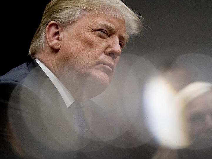 US-Präsident Donald Trump gewinnt immer mehr Follower auf Twitter, nennt den Kurznachrichtendienst aber dennoch "lächerlich" parteiisch.