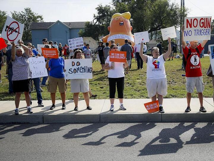 Demonstranten haben sich versammelt, um gegen die Ankunft von US-Präsident Trump zu demonstrieren.