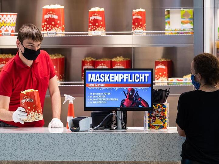 Popcorn mit Schutzhandschuh und Maskenpflicht im Dresdner Ufa-Kristallpalast.