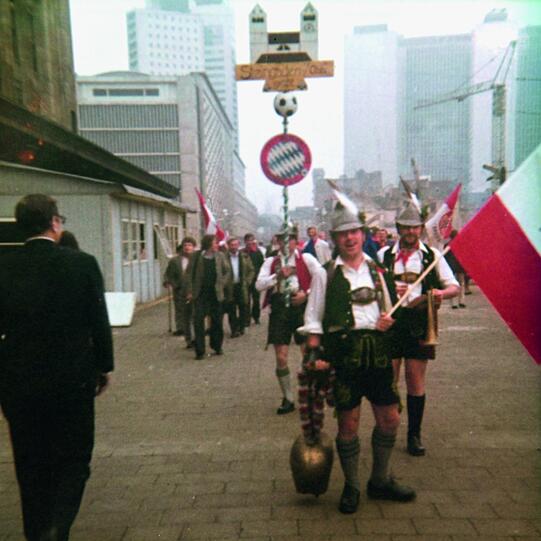 Almauftrieb in Belgien: Bayern-Fans in Brüssel vor dem Europapokal-Finale gegen Atlético Madrid im Jahr 1974.