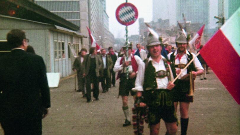Almauftrieb in Belgien: Bayern-Fans in Brüssel vor dem Europapokal-Finale gegen Atlético Madrid im Jahr 1974. Almauftrieb in Belgien: Bayern-Fans in Brüssel vor dem Europapokal-Finale gegen Atlético Madrid im Jahr 1974.
