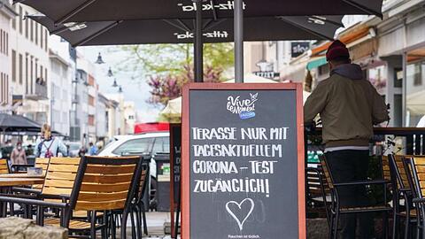In Darmstadt hat ein Lokal unter Auflagen seinen Außenbereich geöffnet.