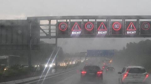Starkregen auf der Autobahn A 9 Richtung München Zentrum. Erneut warnt der Wetterdienst vor Starkregen, Stürmen und Hegel in Bayern.