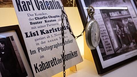 Eine Uhr, Plakate und Fotos sind im Karl Valentin Musäum in der Ausstellung zu sehen.