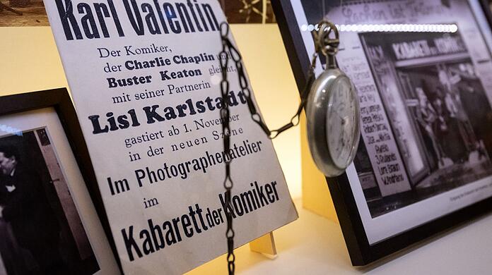Eine Uhr, Plakate und Fotos sind im Karl Valentin Musäum in der Ausstellung zu sehen.