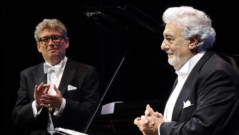 Applaus für den Star: Plácido Domingo mit dem Pianisten James Vaughan im Nationaltheater.