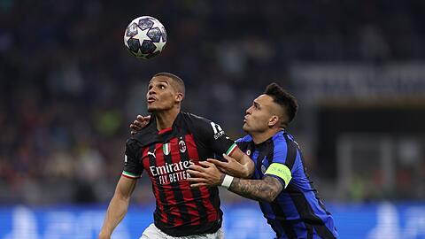 Malick Thiaw vom AC Mailand im Kopfballduell mit Inters Lautaro Martínez.