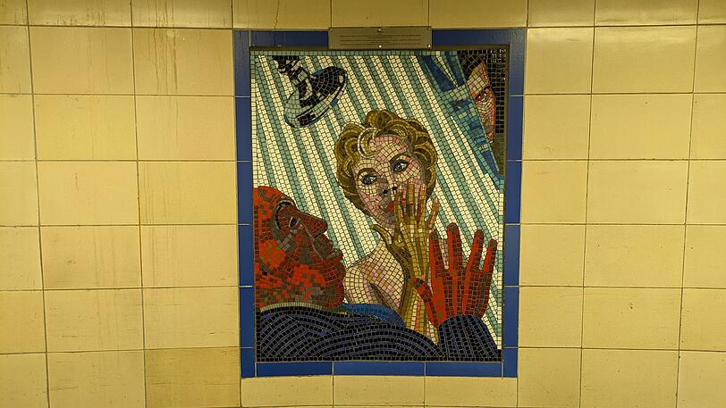 Ein Mosaik in der Londoner U-Bahnstation Leytonstone zeigt Regisseur Alfred Hitchcock, der Schauspielerin Janet Leigh eine Regieanweisung beim Film zu "Psycho" gibt. Im Hintergrund ist Anthony Perkins zu sehen. (zu dpa: «125. Geburtstag von Alfred Hitchcock - In London fing alles an») +++ dpa-Bildfunk +++