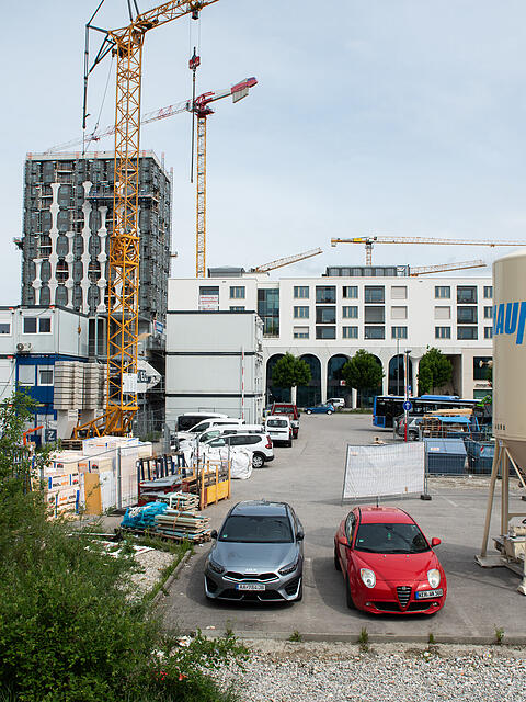 So schaute das Neubauviertel Freiham im Juni 2025 aus &ndash; ein Jahr sp&auml;ter hat sich hier viel getan. Action ist ein weiterer Laden f&uuml;r das neue Quartier.