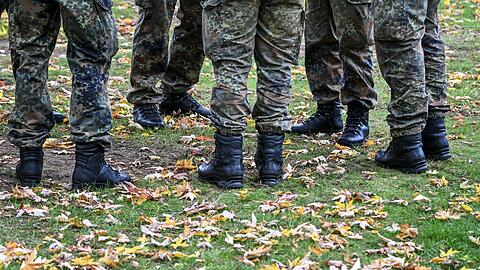 700.000 Frauen und M&auml;nner ab dem Geburtsjahrgang 2008 erhalten in diesen Tagen einen Fragebogen. (Archivbild)