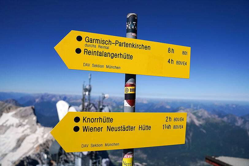 Ein Wegweiser zeigt in die Richtung der Reintalangerh&uuml;tte.