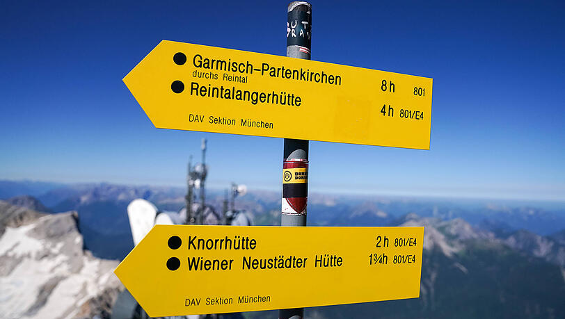 Ein Wegweiser zeigt in die Richtung der Reintalangerhütte. Ein Wegweiser zeigt in die Richtung der Reintalangerhütte.