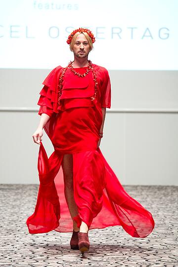 Bei seiner Modenschau am Mittwoch im The Charles Hotel zeigt der junge Münchner Designer Marcel Ostertag seine Kreationen - und präsentiert sie als Model gleich selbst. Prominente Gäste sind unter anderem Mirja Du Mont, Anika Scheibe, Lisa Martinek und Jutta Speidel.