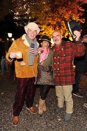 Wolfgang Fierek , Otto Retzer und Frau Shirley bei der 7. Angermaier Eisstock-WM in Tracht im Biergarten des Park Café München in München am 19.11.2013.