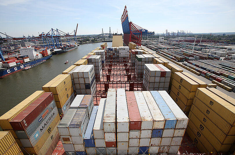 Zahlreiche Container sind auf der "MSC Zoe" in Hamburg zu sehen.