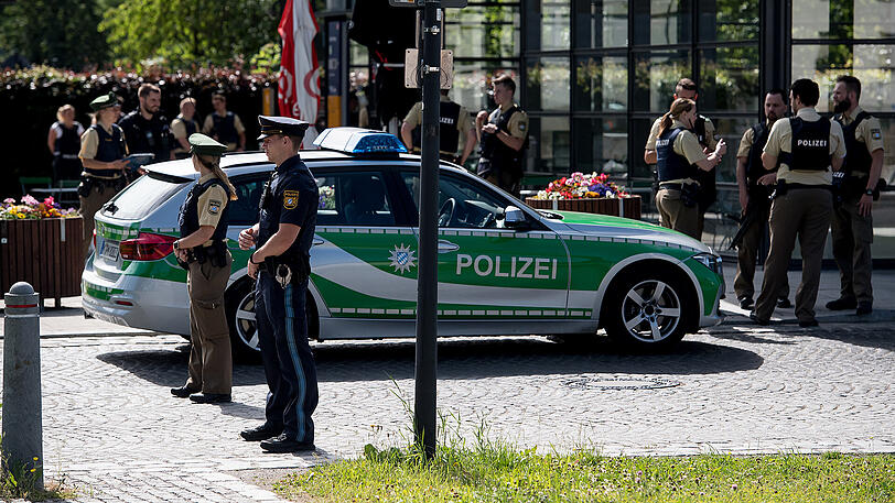 Der 37-jährige Täter wurde mittlerweile gefasst. Die Polizei hat das Gebiet um den S-Bahnhof großräumig abgesperrt.