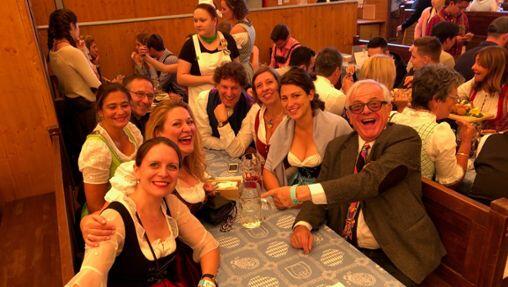 Was für eine Krawatte: AZ-Reporterlegende Michael Graeter (r) ist natürlich auch auf der Wiesn. Was für eine Krawatte: AZ-Reporterlegende Michael Graeter (r) ist natürlich auch auf der Wiesn.