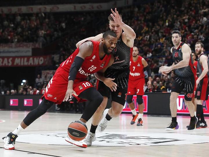 Bayerns Greg Monroe (l) in Aktion mit Mailands Kaleb Tarczewski. Foto: Antonio Calanni/AP/dpa