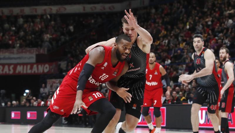Bayerns Greg Monroe (l) in Aktion mit Mailands Kaleb Tarczewski. Foto: Antonio Calanni/AP/dpa Bayerns Greg Monroe (l) in Aktion mit Mailands Kaleb Tarczewski. Foto: Antonio Calanni/AP/dpa