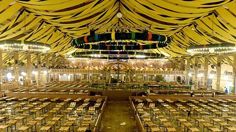 Das leere Paulaner Festzelt ist auf dem Oktoberfest zu sehen. Foto: picture alliance / dpa/Archivbild