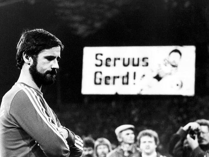 "Servus Gerd" steht auf der Anzeigetafel neben Gerd Müller (l).