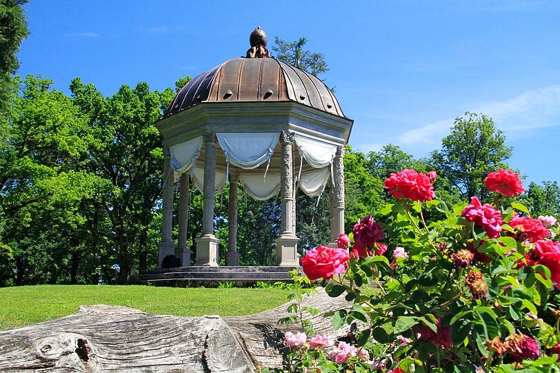 Seit über 15 Jahren kümmert sich ein eigener Förderverein um den nach seinem Begründer Ludwig Freiherr von Schacky benannten 18 Hektar großen Park im Dießener Süden. Unter anderem hat der Freundeskreis das Dach des Monopteros saniert, was der Bezirk bezuschusst hat. Voraussetzung für eine Würdigung war bei allen Objekten, dass ihre Bauherren in den vergangenen drei Jahren für die Denkmalpflege Zuschüsse des Bezirks Oberbayern bekommen hatten.