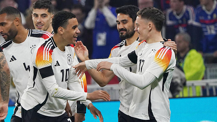Zusammen an der Spitze: Florian Wirtz (r.) steht nun, wie Kumpel Jamal Musiala (l.) und Harry Kane bei einem Marktwert von 110 Millionen Euro.