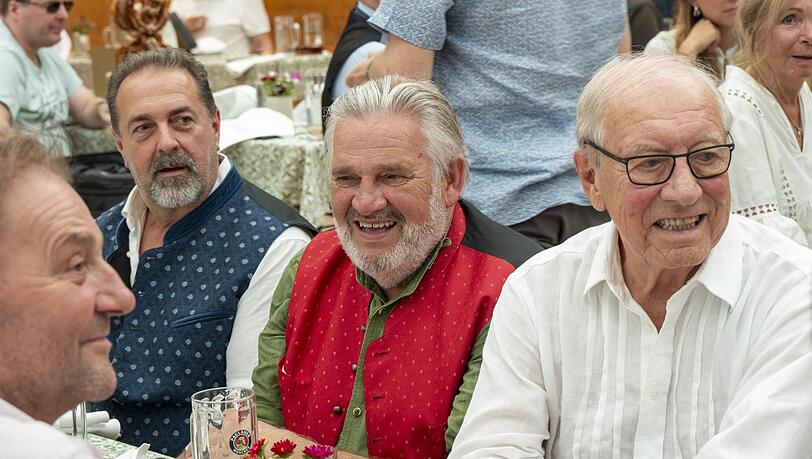 Festring-Präsident Karl-Heinz Knoll (M.) protestiert gegen das Aus des Herzkasperlzelts. Festring-Präsident Karl-Heinz Knoll (M.) protestiert gegen das Aus des Herzkasperlzelts.