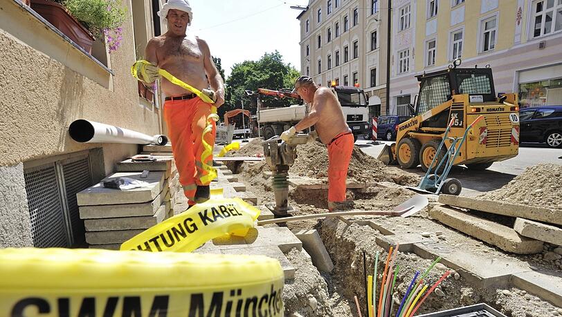 Wie auf diesem Bild aus dem Jahr 2010 im Dreimühlenviertel bauen die Stadtwerke das Glasfasernetz im zentralen München schon seit vielen Jahren aus.